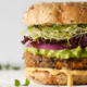 Ein veganer Burger mit Soja-Patty und Avocado